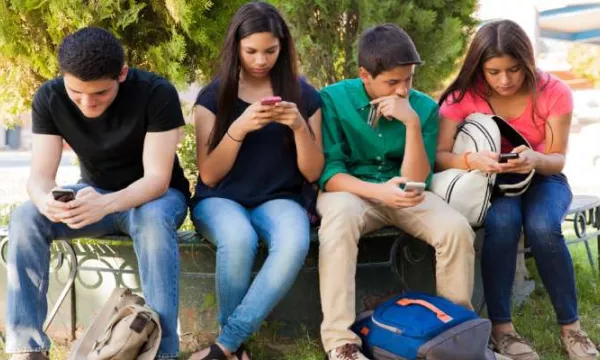 Colegios pueden regular el uso de teléfonos celulares, pero no prohibirlos (Freepik)