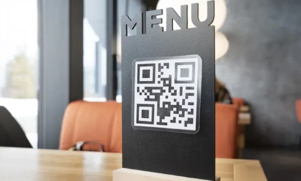 Restaurantes siguen utilizando exclusivamente código QR para informar precios, medida que no está vigente (Freepik)