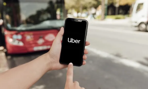 uber-aplicacion-celular(freepik)