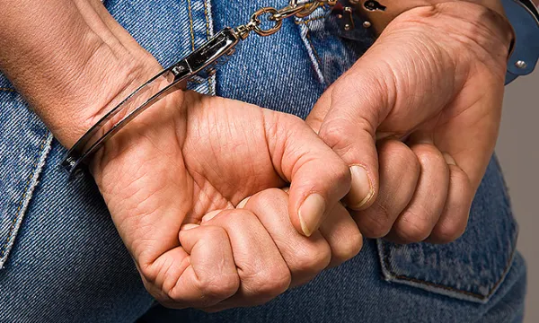 capturado-esposado-detenido1shut-1509241600.jpg