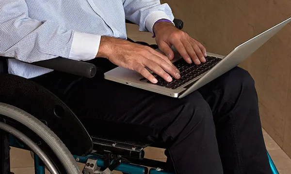 discapacitado-silladeruedas-computadorshut-1509241678.jpg
