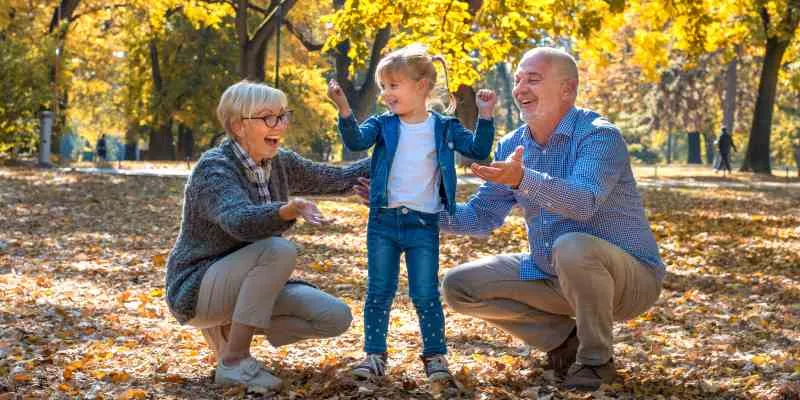 Jueces podrán negar o regular visitas de abuelos (Freepik)