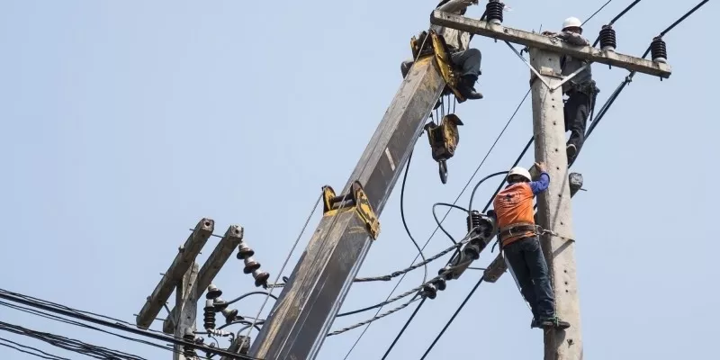 alumbrado-electricista-trabajador(freepik).jpg