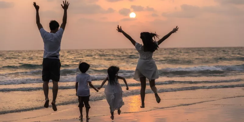 familia-paseo-vacaciones(freepik).jpg