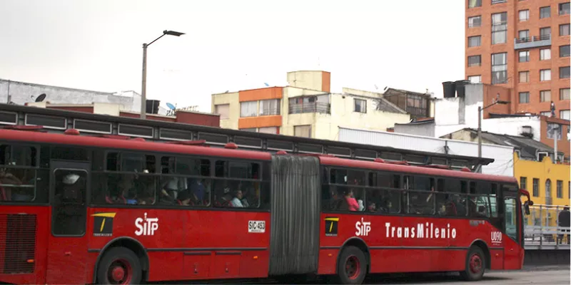 Distancia entre la residencia del trabajador y la sede de trabajo no es un factor para reconocer auxilio de transporte (Juan Rivadeneira)