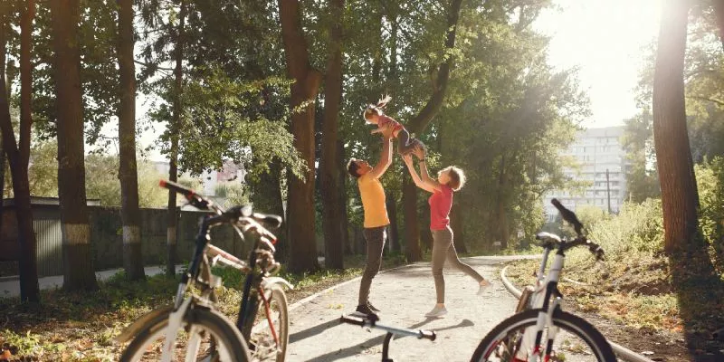familia-bicicleta-parque-verano(freepik).jpg