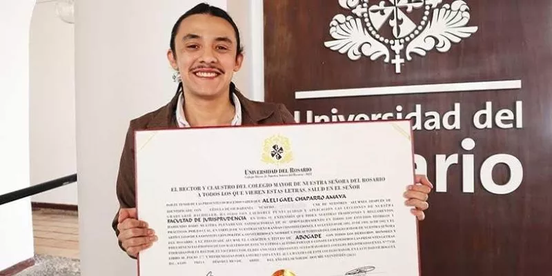 Alelí Chaparro, el primer “abogade” del país