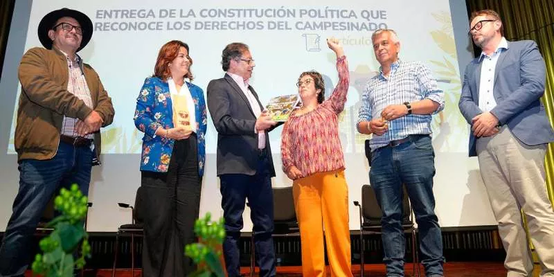 Gobierno entregó al movimiento campesino la Constitución Política que reconoce sus derechos (Presidencia)