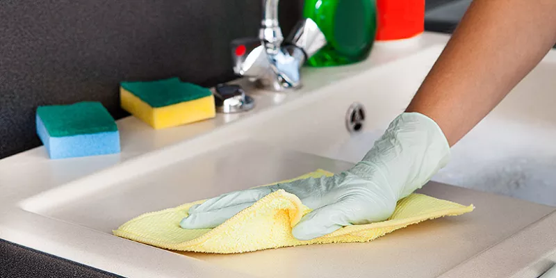 Publican fallo que redujo jornada laboral del servicio doméstico interno de 60 a 52,5 horas semanales (Bigstock)