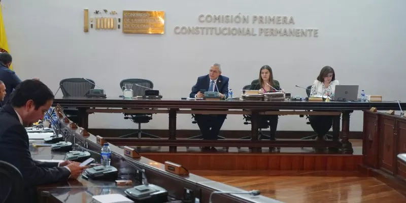 Aprueban proyecto para frenar delitos de suplantación mediante IA