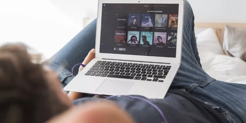 Demandan a Spotify por millones en regalías no pagadas (Freepik)